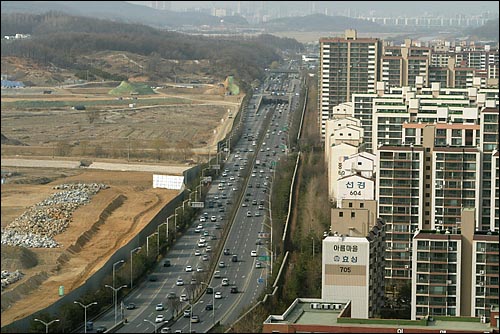 도로 오른편에 분당 아파트 단지가 보인다. 